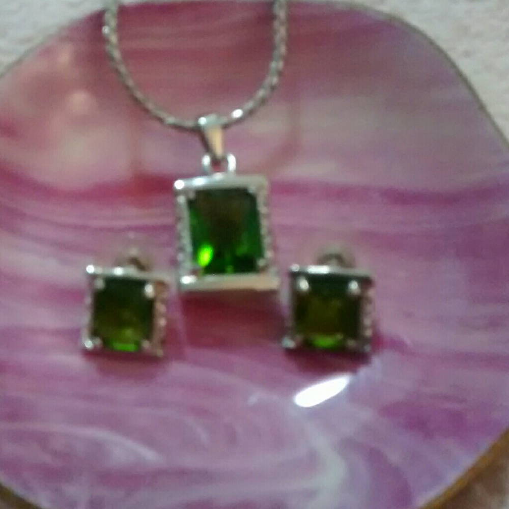 🎈Emerald 2" extender Earrings & matching necklace